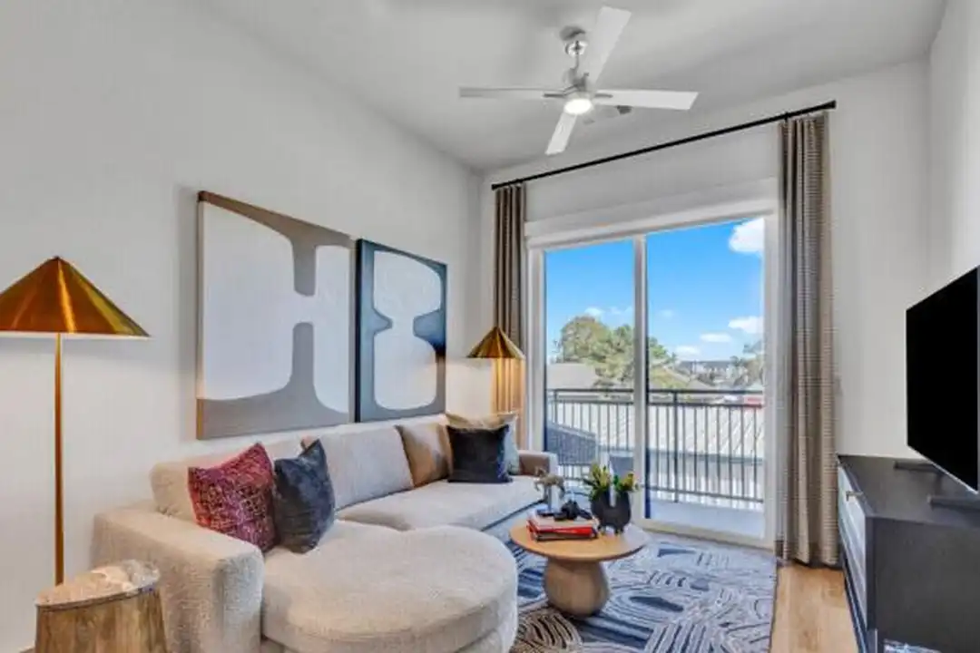 1021 W 20th St – photo 1