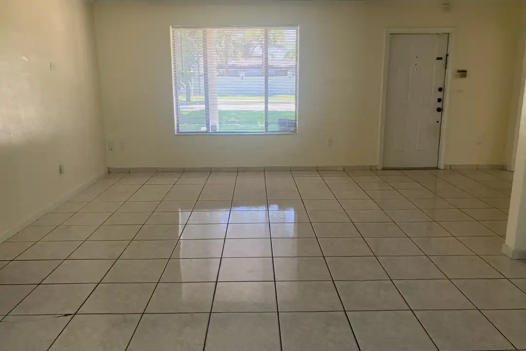House in Miami Lakes - More