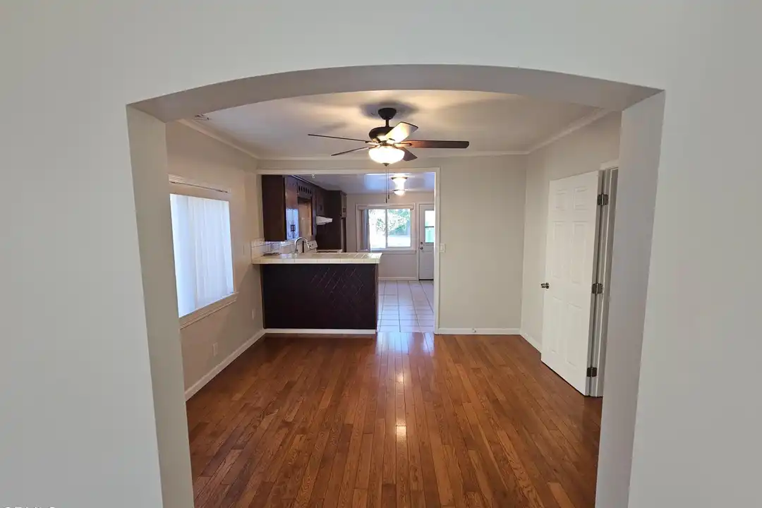 House in Pasadena - More