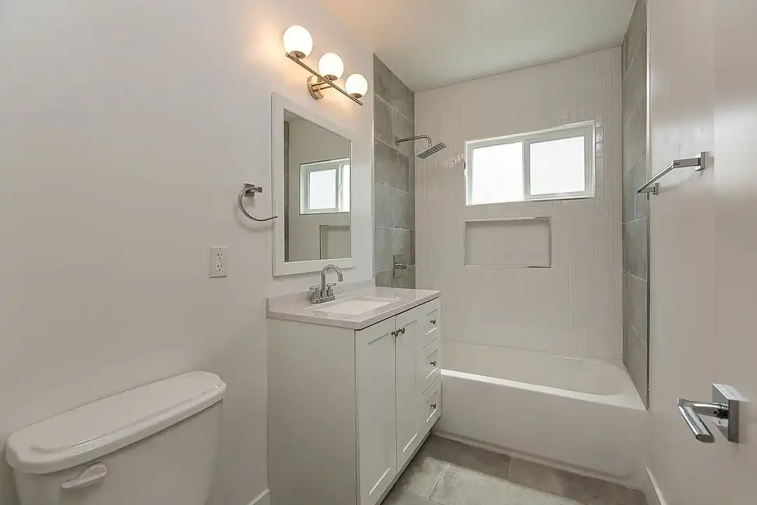 Apartment in Long Beach - More