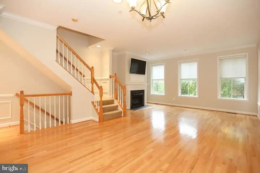 722 Capitol Square Pl SW - More