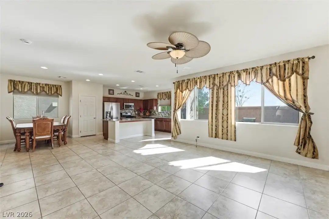 32 Lily Grove Rd - More