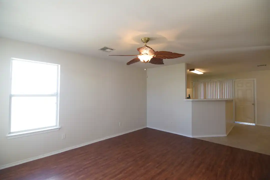 1404 Fox Creek Dr - More
