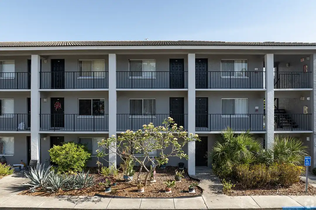 Lakes at Largo Apartments - More