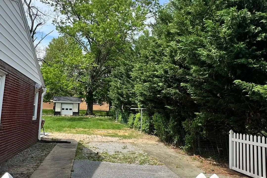 2399 New Holland Pike - More