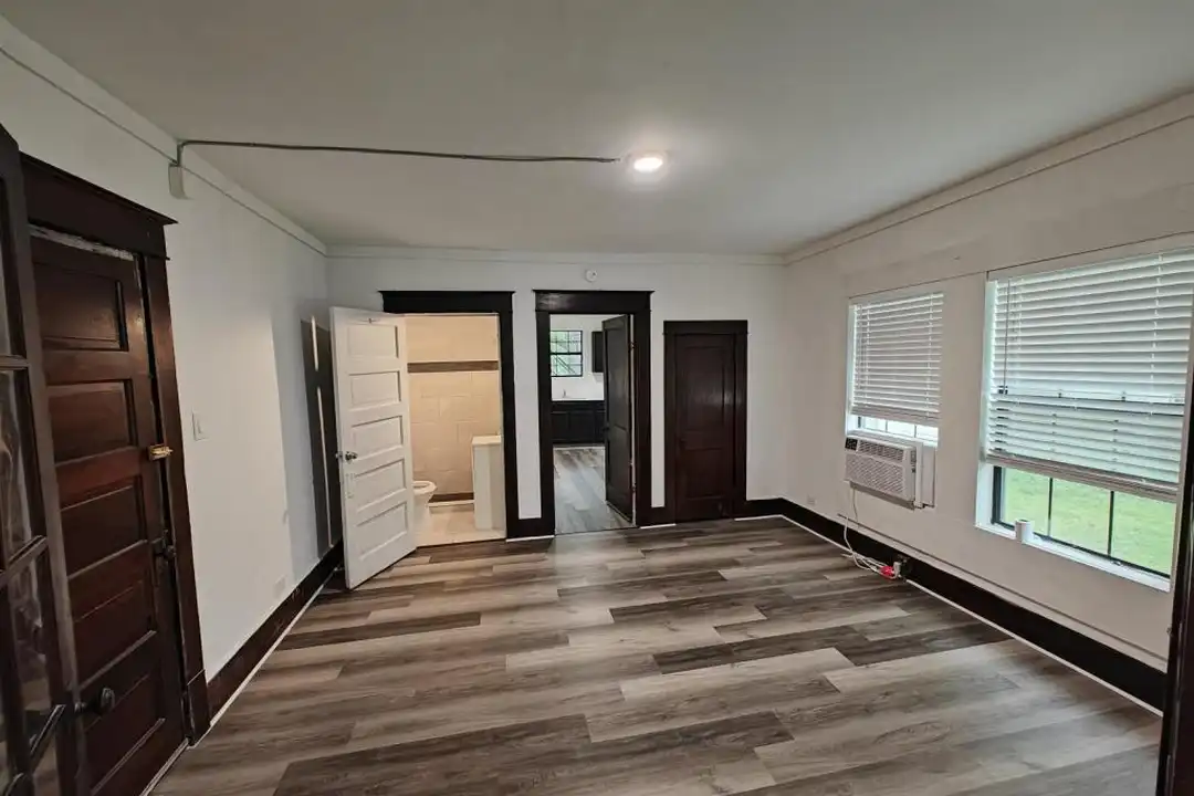 211 E Standifer St unit B - More