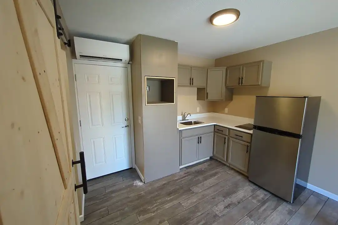 2901 Lincoln St E – photo 1 of 8