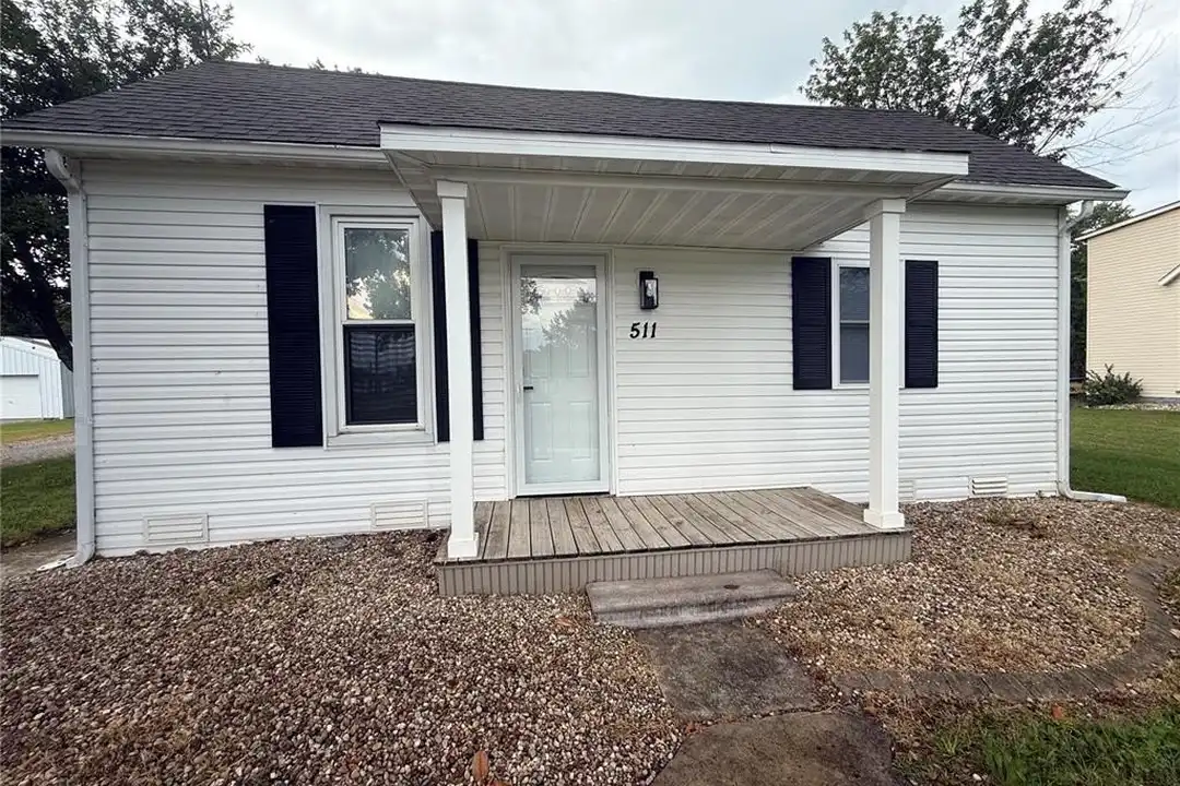 511 E Beckemeyer Ave – photo 1 of 12