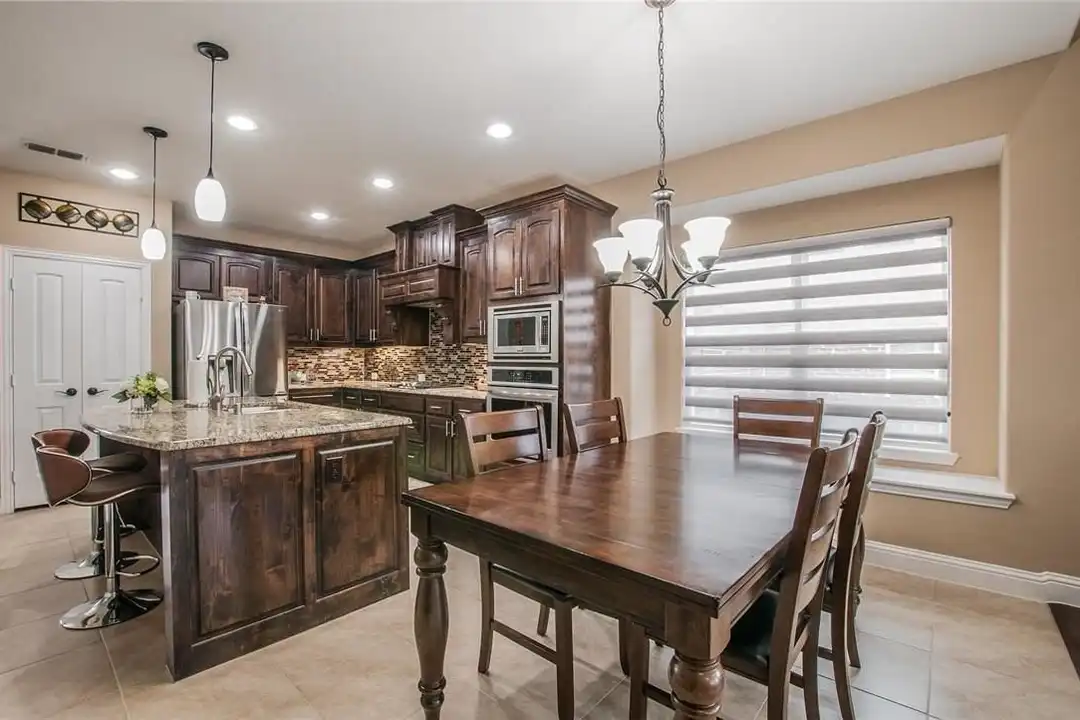2440 Kingsgate Dr - More