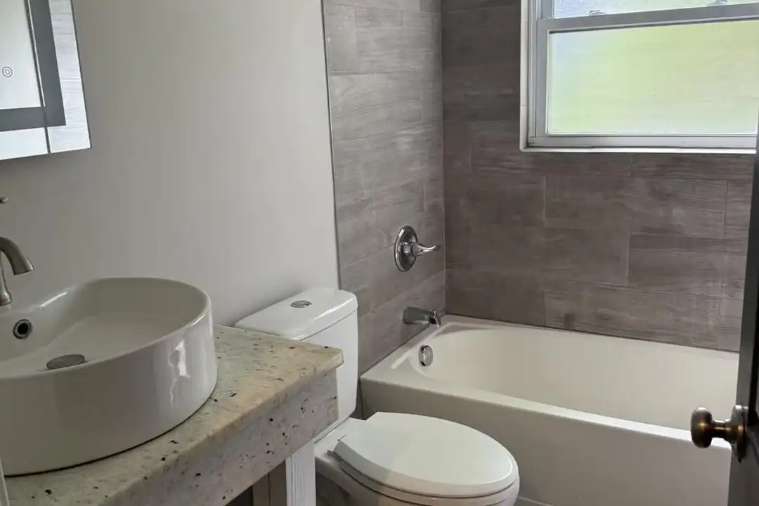 Apartment in Cincinnati, Bond Hill - View 3