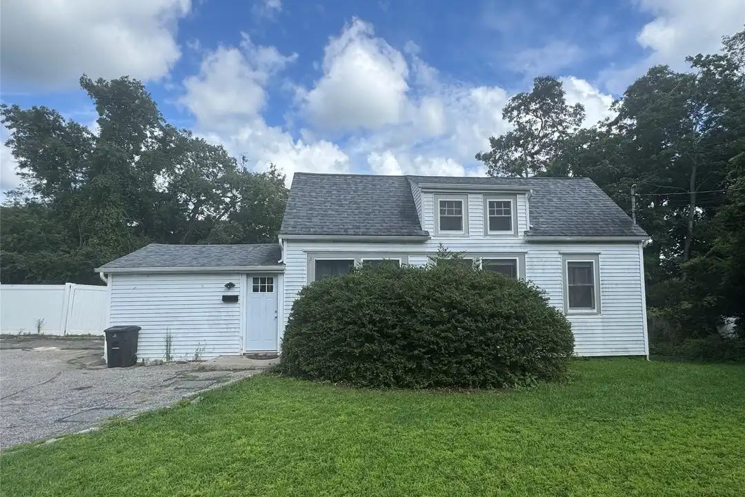 425 Landing Ave – photo 1 of 21