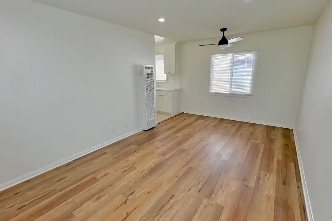 Apartment in Lawndale - View 5