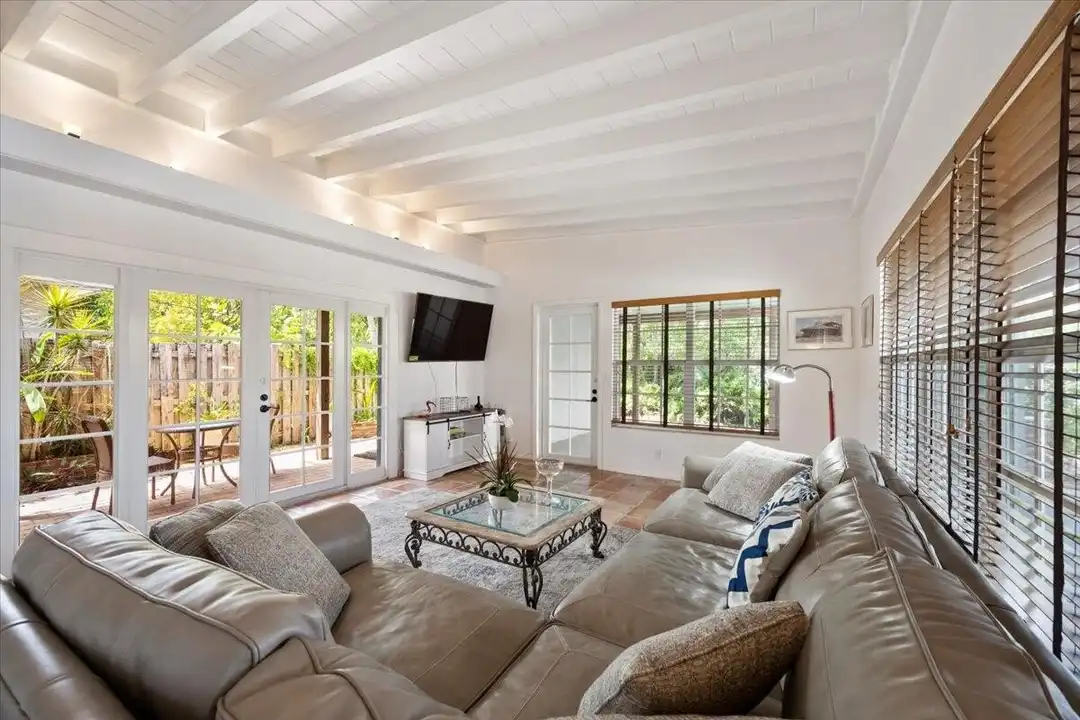 2201 N Lakeside Dr - View 4