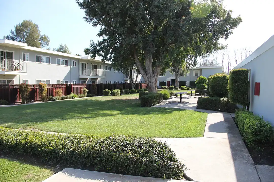 Apartment in Mountain View - View 3