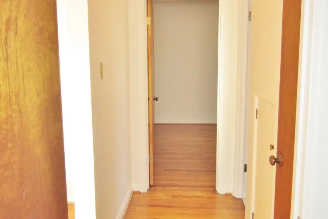 1135 N Grant St – další