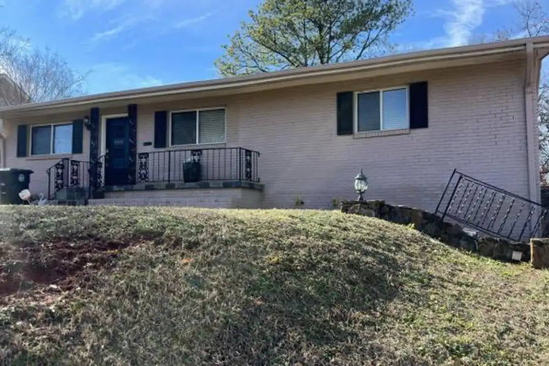 908 Goldwire St SW – photo 1
