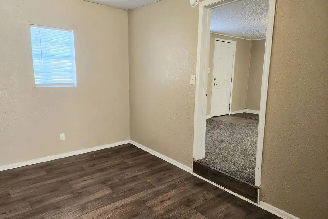 216 S Avenue I unit 4 - View 3