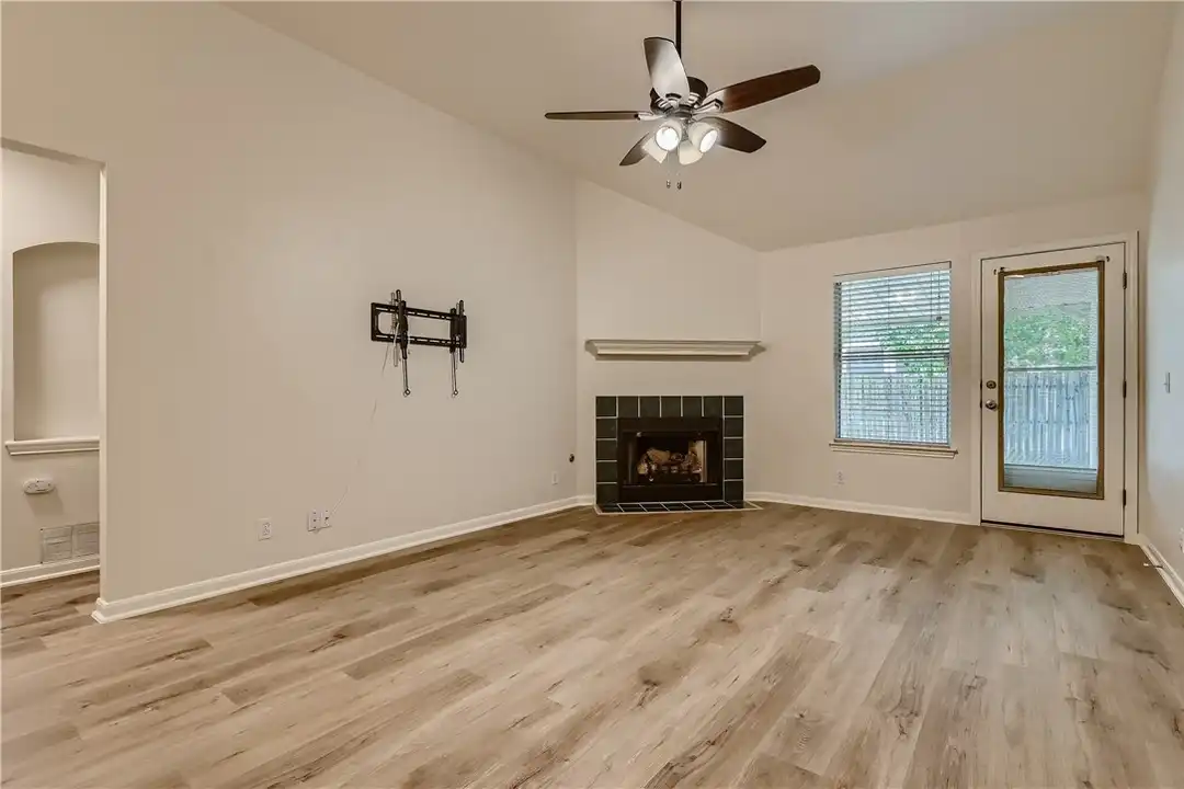 102 Osage Ct - More