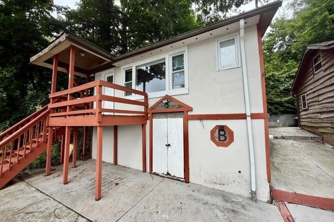 1 S Lakeside Ave #1B – photo 1 of 13