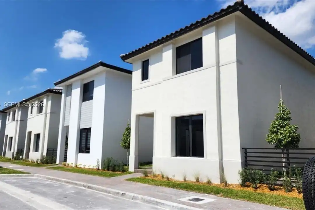 House in Doral - View 3