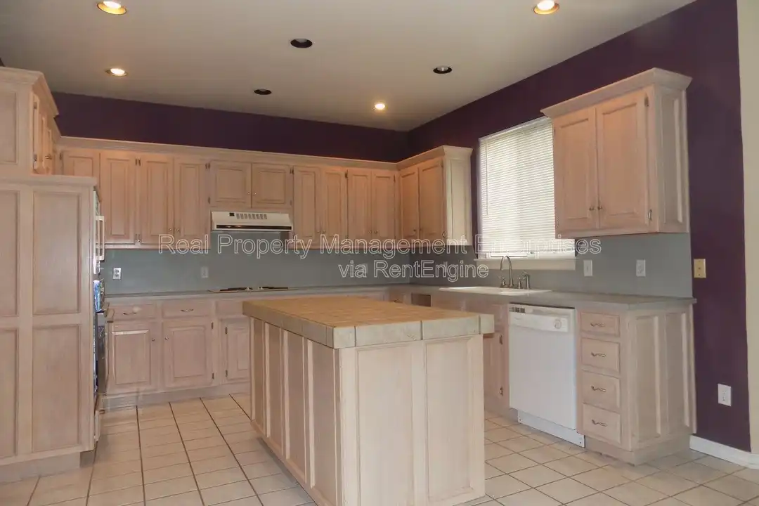 10018 Birkenhead Ct - More