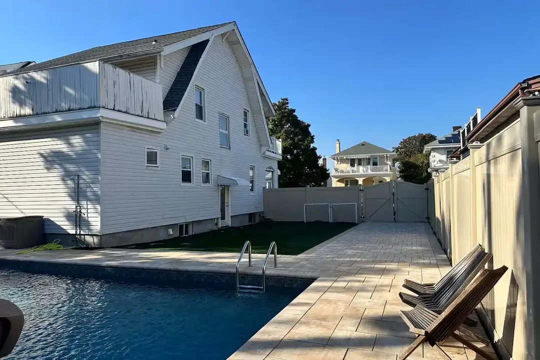 160 E Walnut St – photo 1
