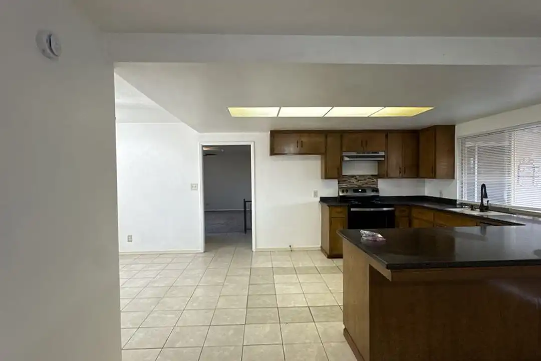 3504 W Cutler Ave - More