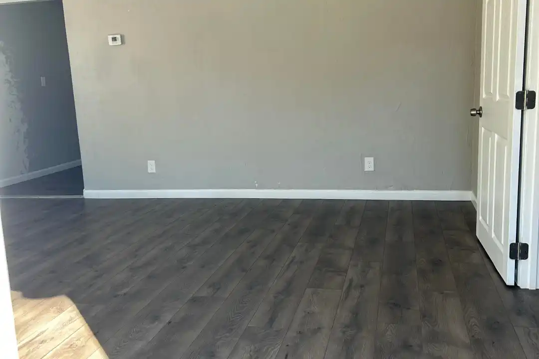 212 W Blacklidge Dr - View 2