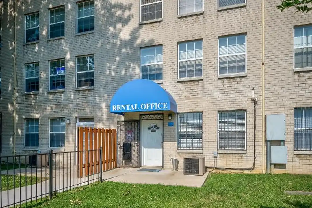 4200 South Capitol St SE – photo 1