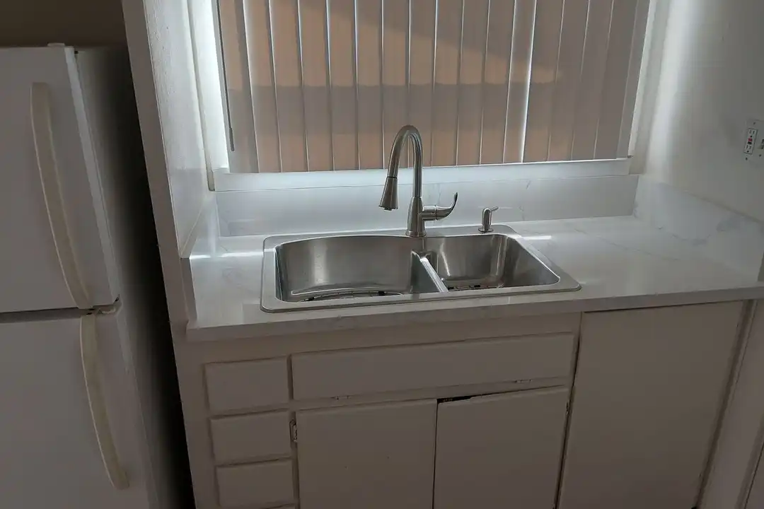 Apartment in Long Beach - View 5