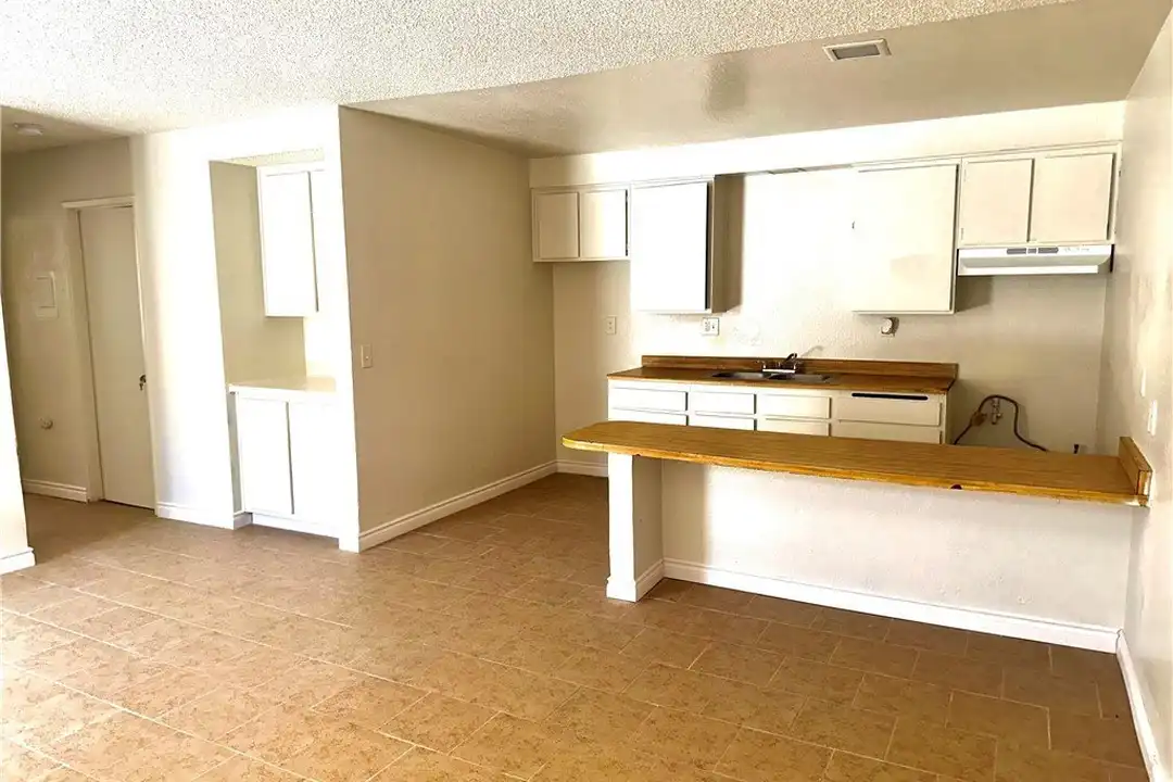 11661 White Ave - View 4