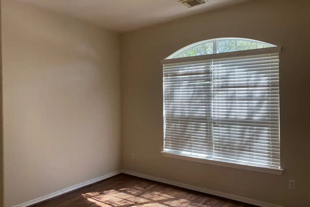 2912 Ashbrook Ln - More