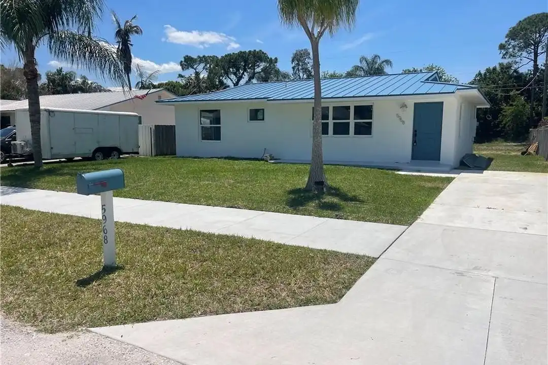 5968 SE Avalon Dr - View 2