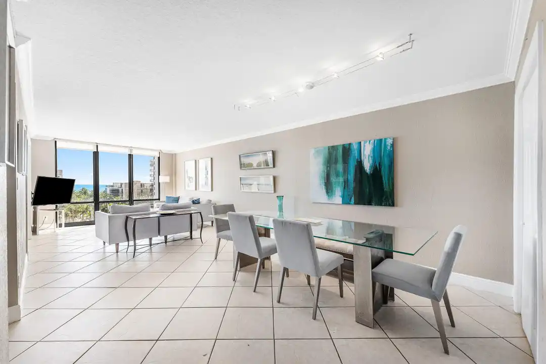 Apartment in Hollywood - View 2