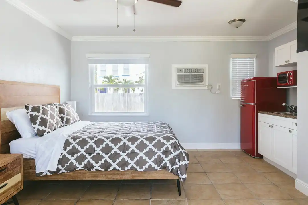 2001 N Dixie Hwy unit 4 - View 2