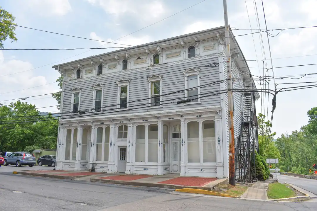 421 Canal St unit Apt A – photo 1 of 23