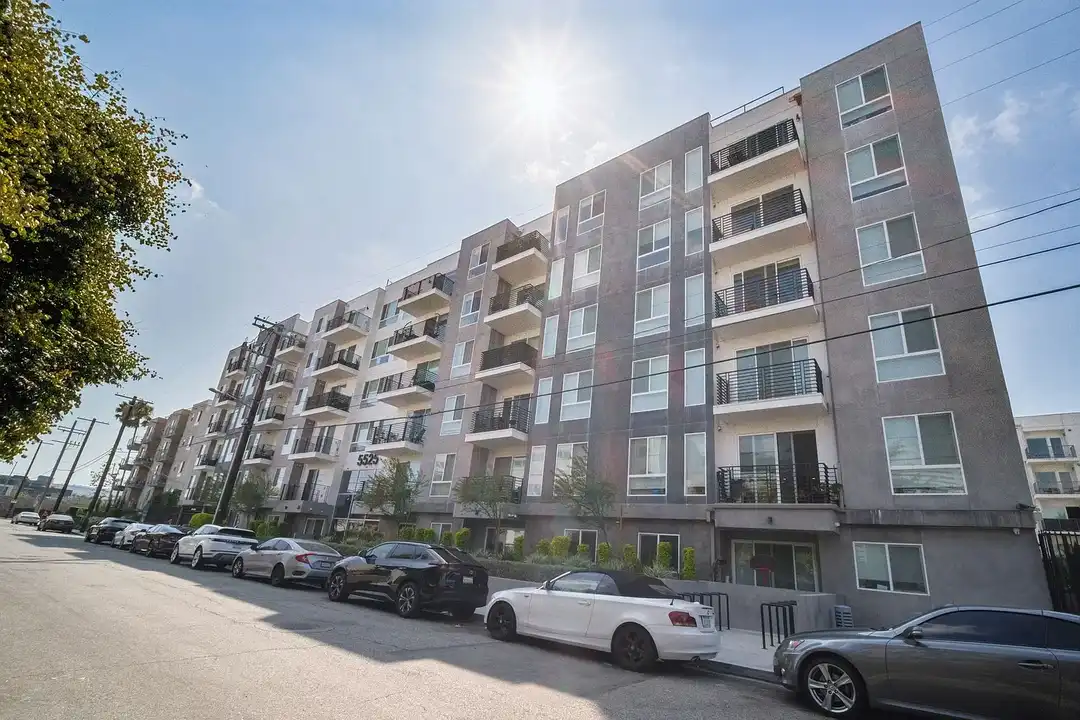 Apartment in Los Angeles, North Hollywood - View 2