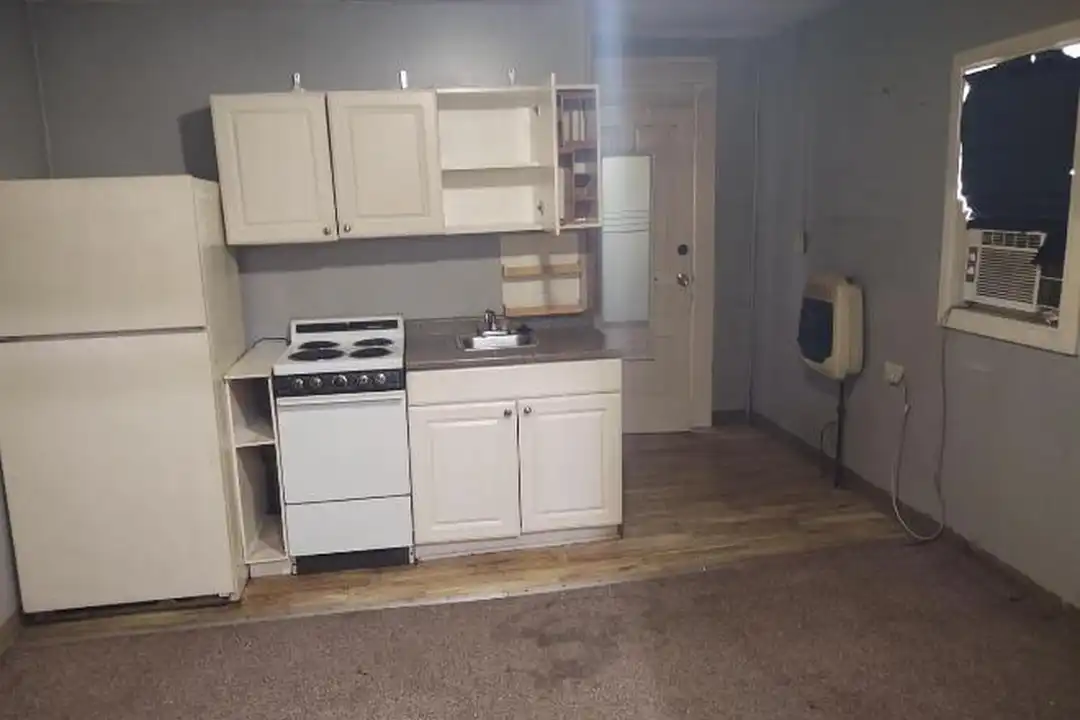 904 Putnam Ave – photo 1 of 5