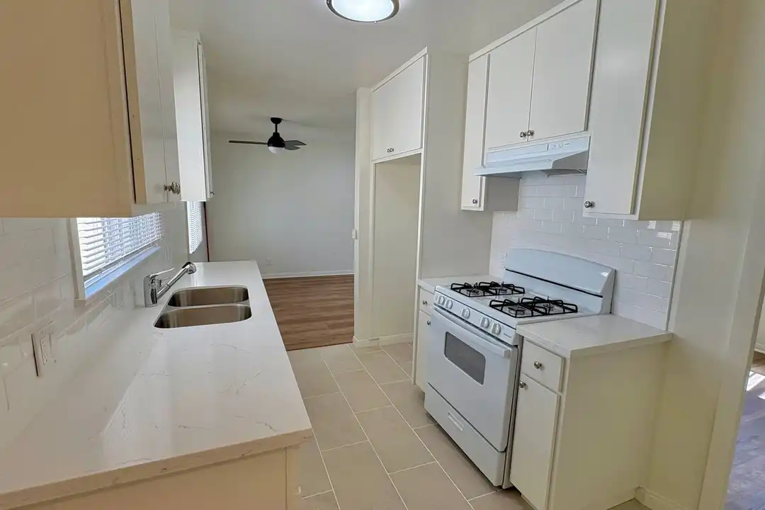 Apartment in Lawndale - View 2