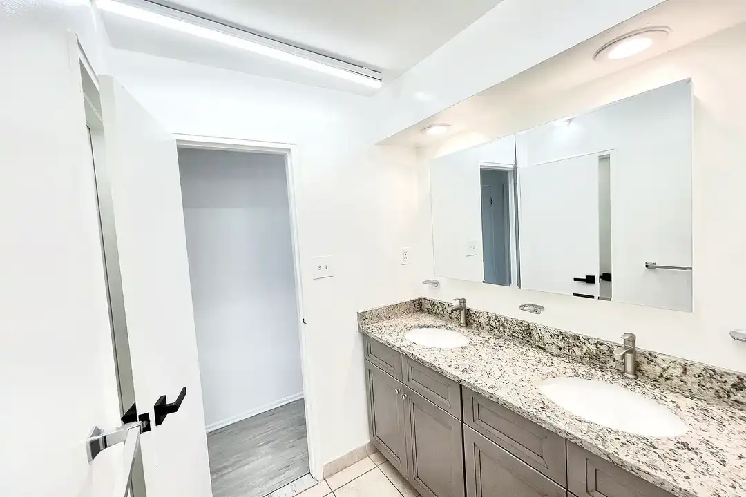 Sleepy Hollow Garden Apartments – photo 1 of 28