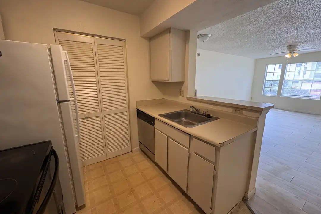 11550 Westwood Blvd unit 1215 1CLIENTESREALTYMIAMIGROUPCOM - View 6