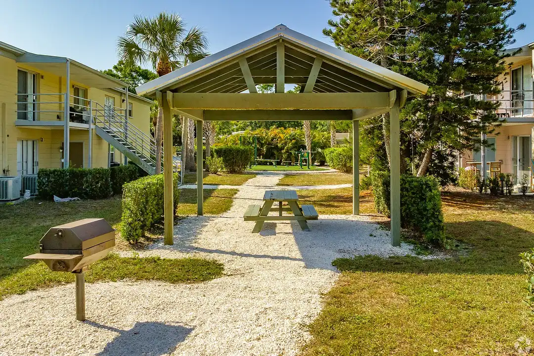 Bay Colony Apartments – photo 1