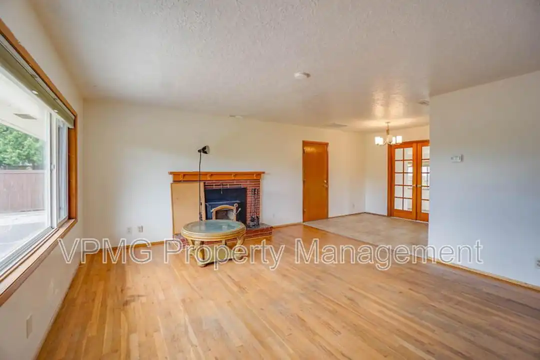 705 NE 94th Ave - View 6