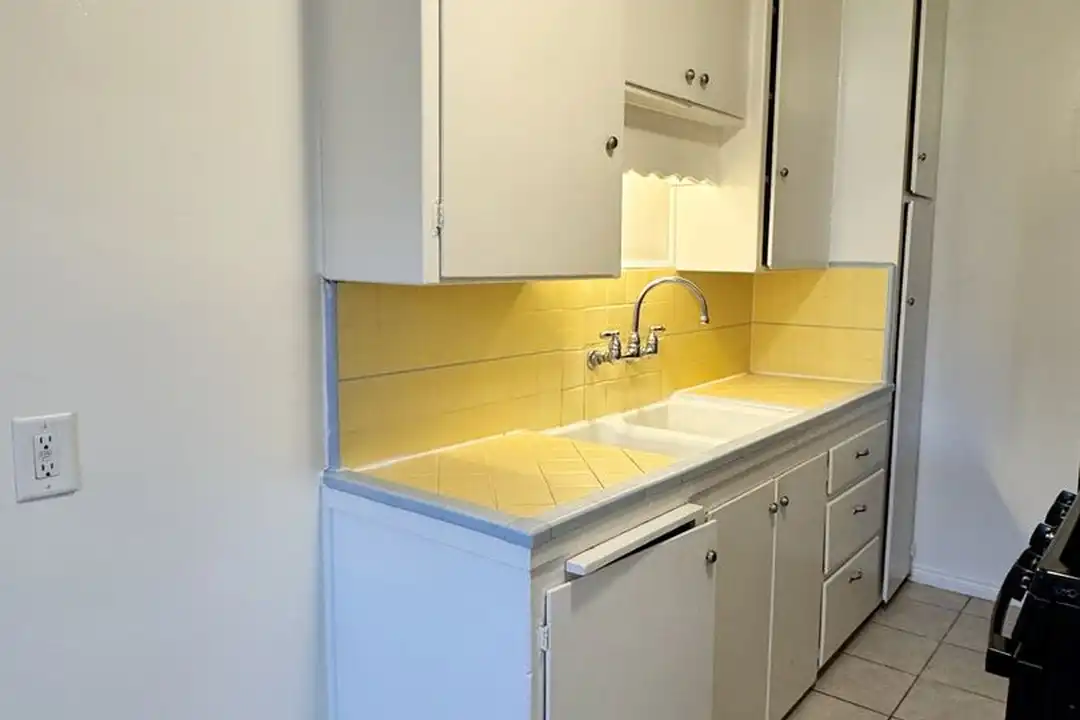 915 Freeman Ave unit Unit 2 - More