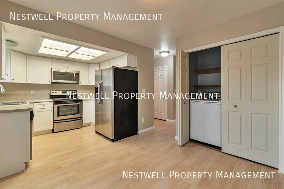 1419 Darling St - More