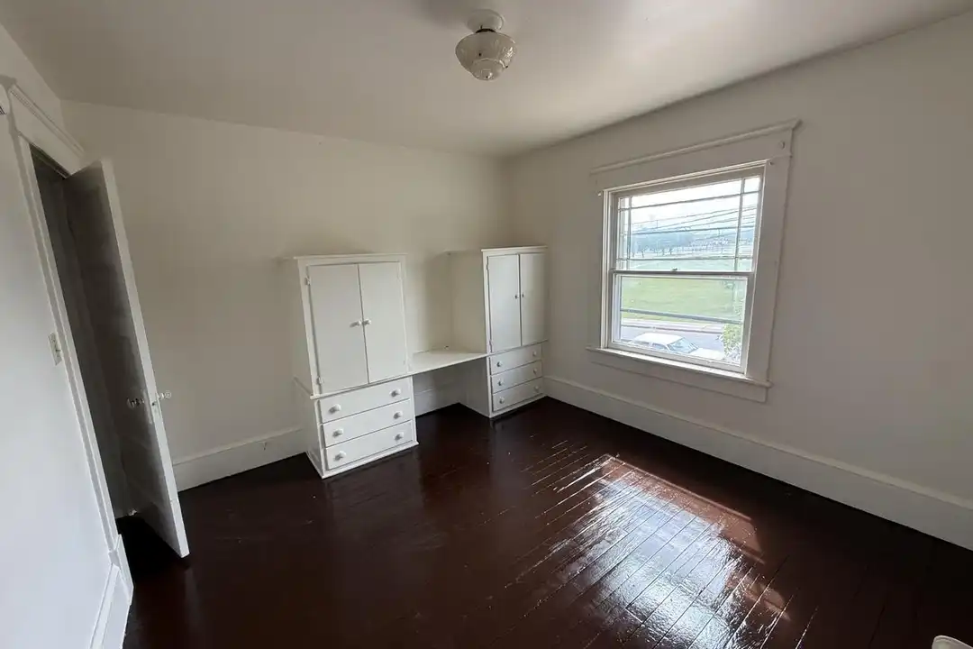 634 S Queen St - View 2
