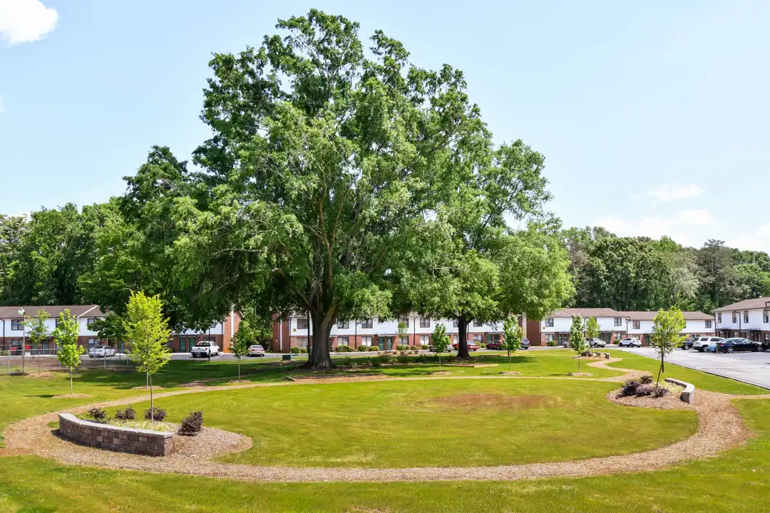 Apartment in Greenville - More