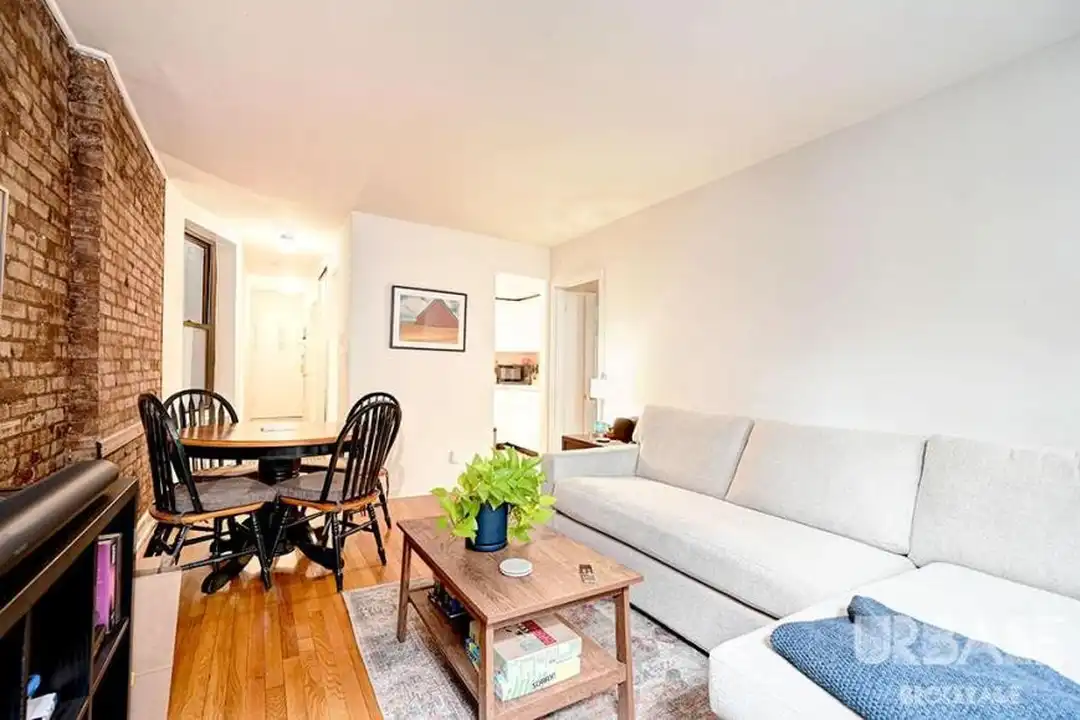 35 Grove St - More