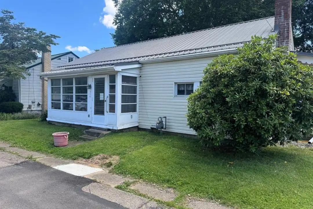 316 Abbott Ct – photo 1 of 8