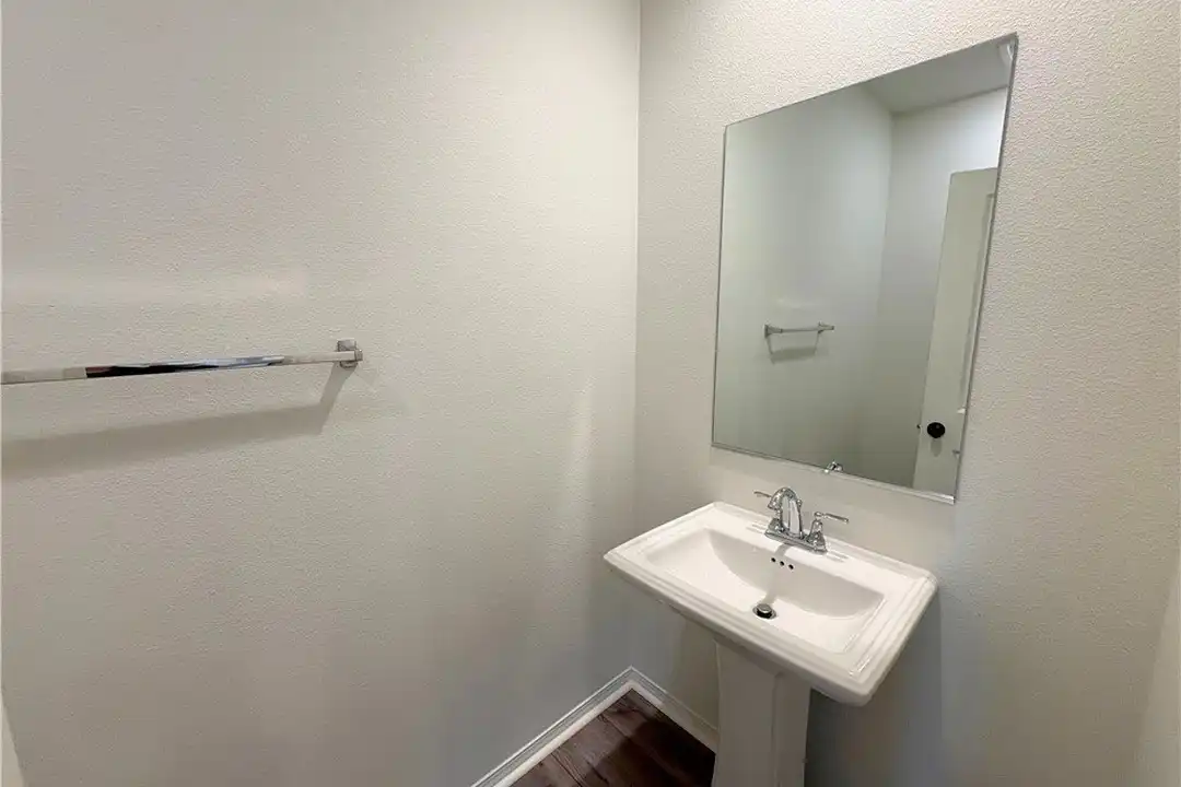 Apartment in Ontario - More